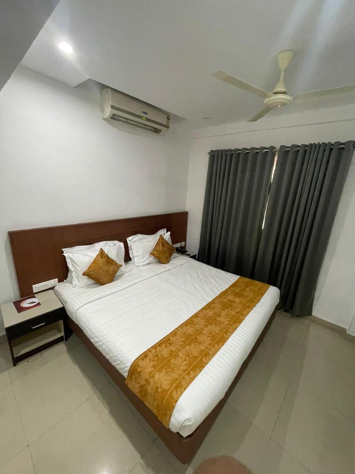 Kallada Sangeetha Hotels Thrissur Экстерьер фото